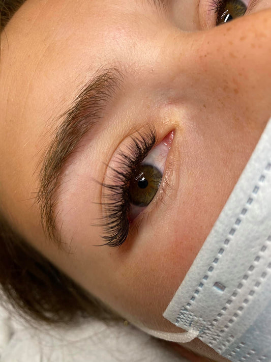 Choosing the right eyelash extension curvature for each eye shape?