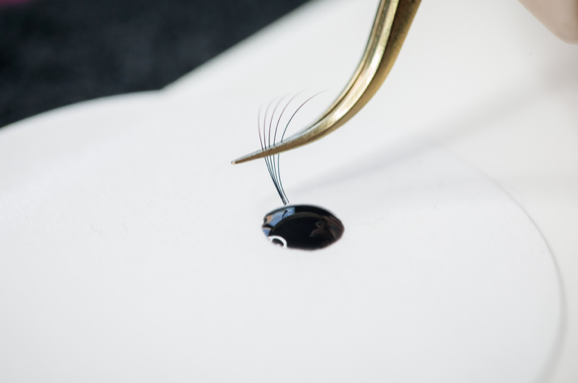 The difference and function of black eyelash extension glue and transparent eyelash glue